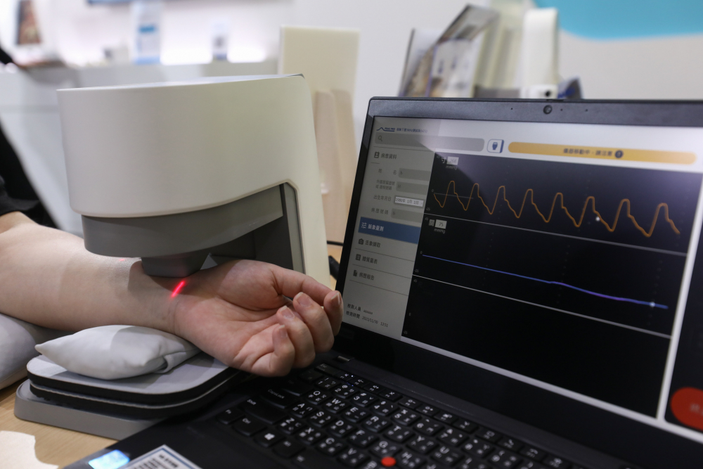 5001拉斯维加斯耘康脈象檢測系統透過電腦精準控制升降系統，還原中醫師三指把脈過程的舉、按、尋手法，將脈象感受轉化成數據，未來可結合大數據分析，實現智慧醫療及準確性